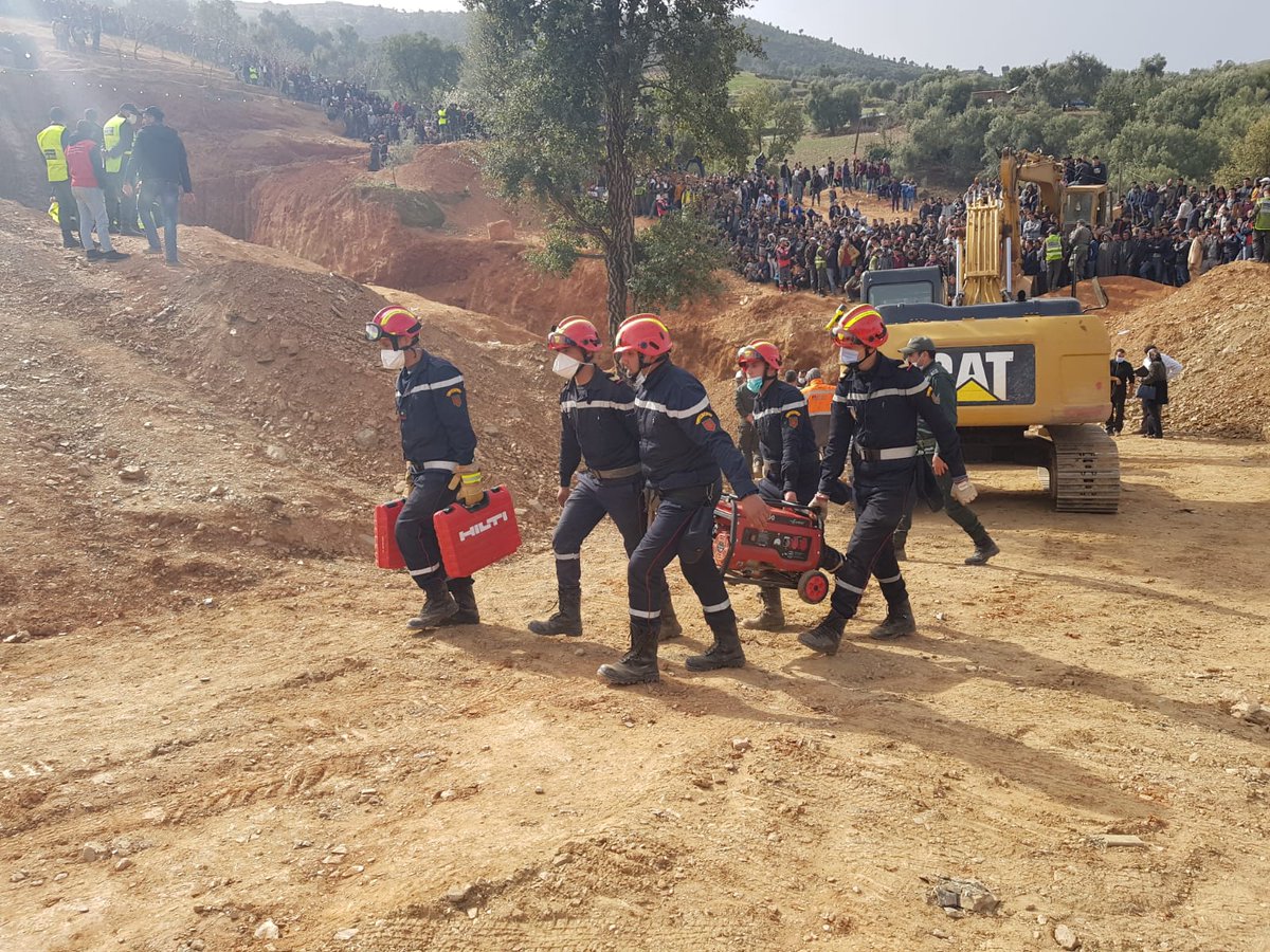 Le360fr's tweet image. 🔴🇲🇦 - Deux secouristes vont entamer l'ultime étape qui permettra d'atteindre le petit Rayan, âgé de cinq ans, coincé depuis mardi 1er février. 

Prières pour Rayan.
Courage aux braves secouristes.