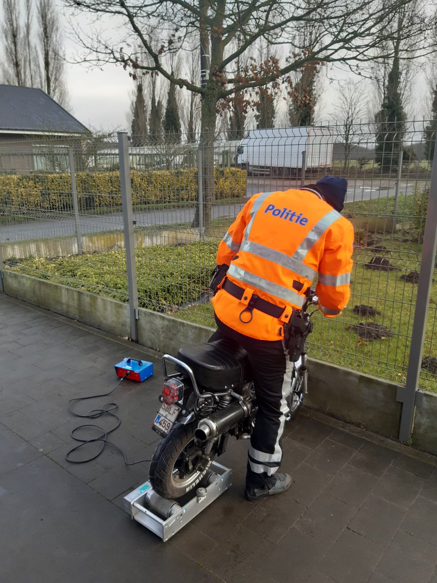 PZHetHoutsche's tweet photo. 'Overdreven snelheid' in het verkeer is een aandachtspunt in ons #ZonaalVeiligheidsPlan. Naast automobilisten rijden ook bromfietsers vaak te snel. Ons Team verkeer voerde deze week een #preventieve #bromfietscontrole uit in het #LTI @Beernem. In maart volgt een repressieve actie https://t.co/fgPv6uImwp