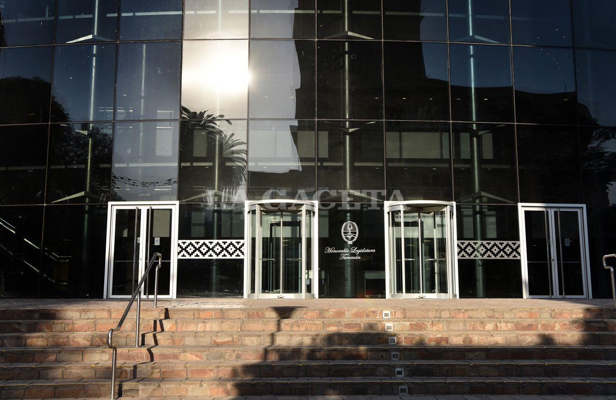 LaGacetaTucuman's tweet photo. La Legislatura archivó los pedidos de juicio político contra Leiva y contra Jaldo y Manzur https://t.co/6D7yLhIWIV https://t.co/9sS9lXOAEf