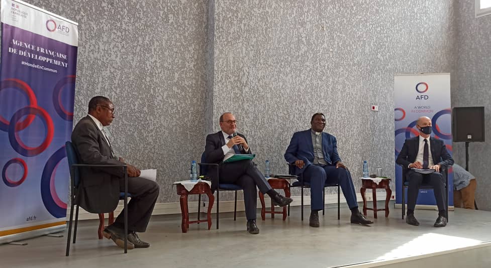 La #France 🇫🇷 s’engage pour l’éducation au #Cameroun 🇨🇲 

Inauguration du bâtiment de l’Université catholique d’Afrique centrale (UCAC) en présence du Directeur Général d’<a href="/AFD_France/">Agence Française de #Développement (AFD) 🇫🇷 🇪🇺</a> Rémy Rioux en déplacement à Yaoundé. Conférence-débat suivi d’un échange avec la jeunesse.