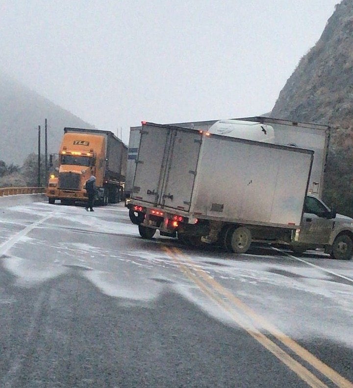 🚧 Atención 🚧
Por parte de Guardia Nacional Se cierra la circulación del tramo #Saltillo- #Monclova del Km 118 al 128 (la muralla) por congelamiento de los puentes, se pone en riesgo la circulación, evite circular hacia esa área, extreme precaución al conducir. Vía <a href="/PCcoahuila/">Protección Civil Coahuila</a>