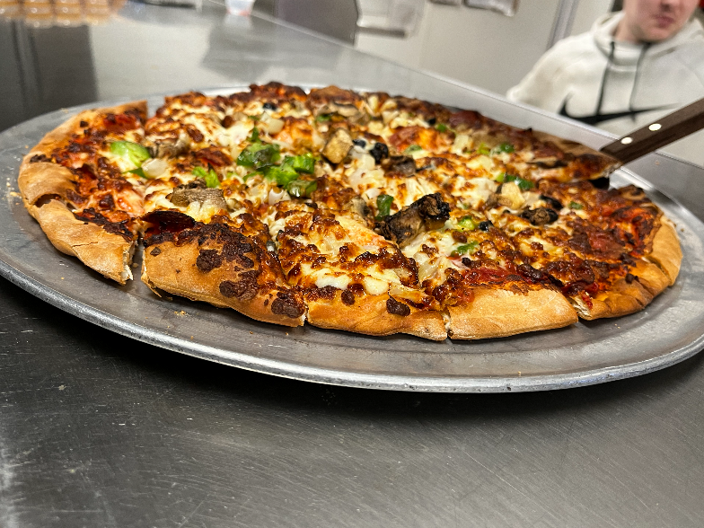 MurrayMrB's tweet photo. #FreePizzaFriday is here! Hit that RT button for your chance to win a free large one topping from Mister B's! Must follow to win. 🍕🍕 https://t.co/KiPJVzqYW9
