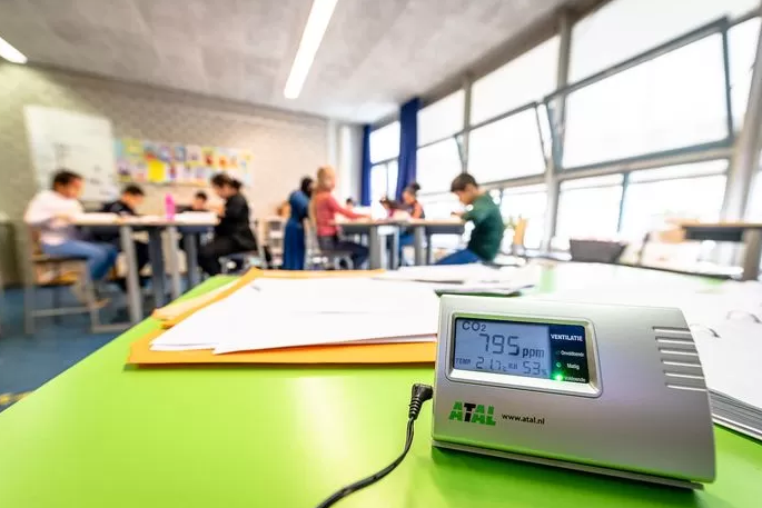 ATALnl's tweet photo. @DennisWiersma ATAL heeft 12 jaar geleden de eerste CO2 meter ter wereld ontwikkeld met stoplicht indicatie. Destijds bedacht als voorloper van het "Frisse Scholen" concept. Anno 2022 kunnen we nog steeds voorzien in de behoefte van CO2 meters met stoplicht met dataopslag of online uitlezing. https://t.co/6xYPKhbZ1o