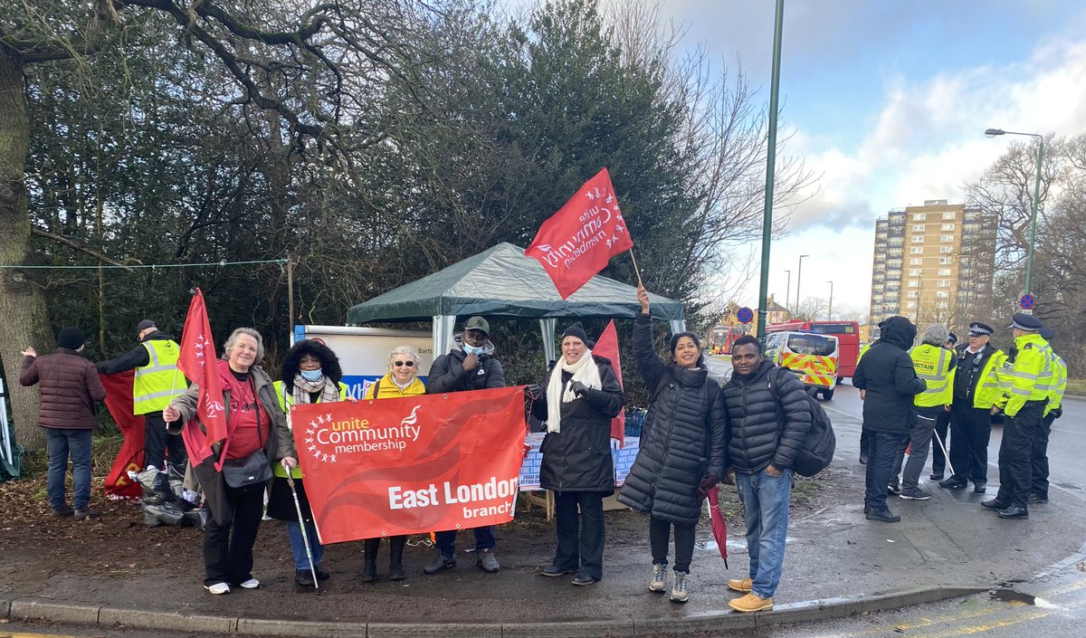 SakinaZS's tweet photo. Brillaint to join Unite members on the picket line this morning striking this week &amp; next for better pay and to be brought in-house ✊🏽

Our NHS workers, from our cleaners to porters to the caterers have been the backbone to our covid recovery - they are heroes &amp; deserve better https://t.co/u9V2nlDI4F