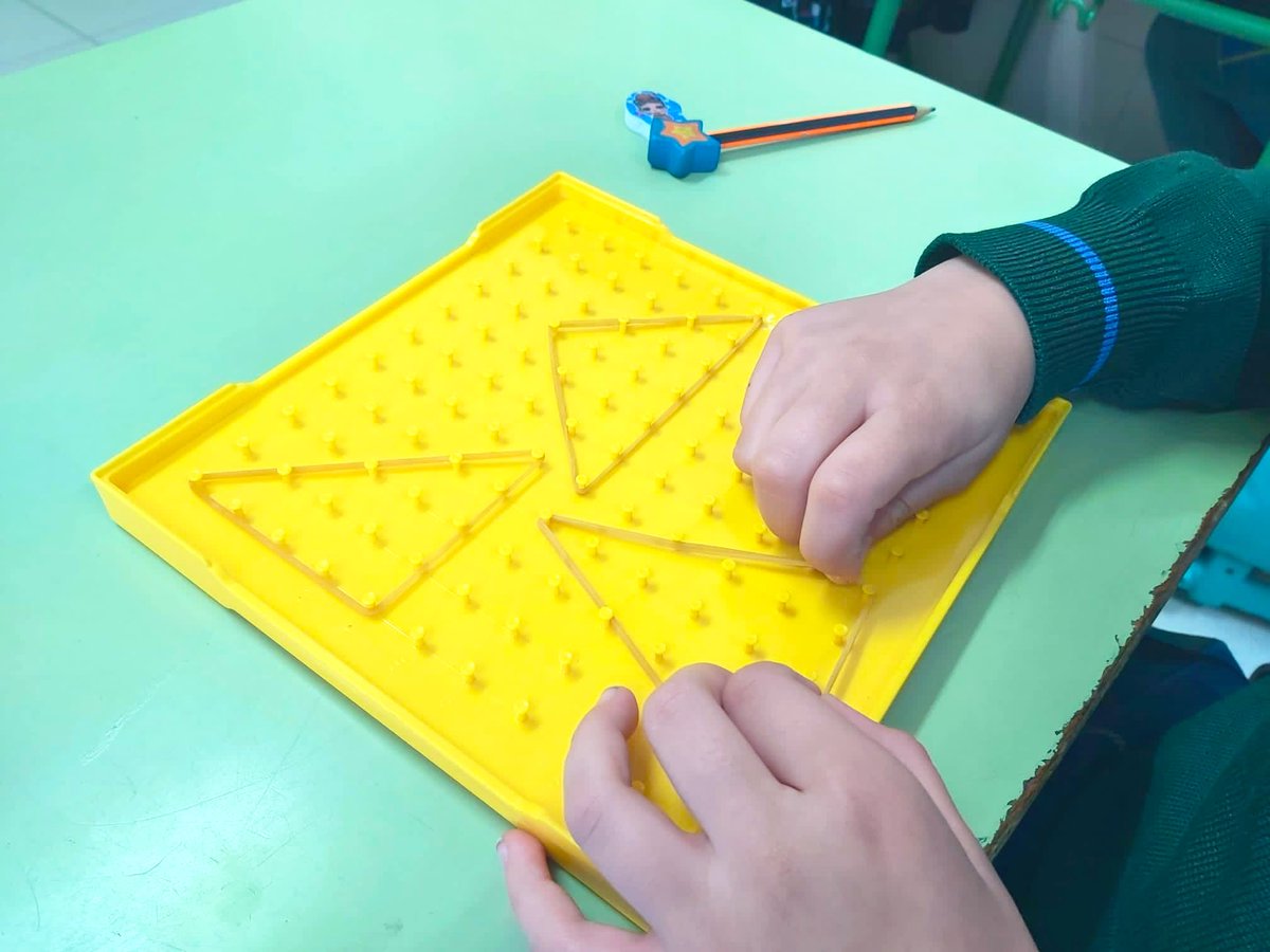 colevirgenvega's tweet photo. #Matijuegos de @tekmaneducation
#Geoplanos
#PalitosDepresores
#CubosEncajables

… y muchos recursos más que con minuciosa desinfección tras cada uso, utilizamos en las sesiones de #Matemáticas para ayudar al proceso de aprendizaje y la asimilación de los conceptos.
#Experimentar https://t.co/kKjw6alZ0P
