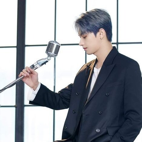Happy Anniversary to JUN's solo "Crow" 🥳

"In China, crows are looked down upon due to their dark feathers and their symbol of bad luck. In this song, Jun sings about the beauty of "crows" and the prejudice they must face from society."

#OneYearSinceTheCrowFlew #JUN <a href="/pledis_17/">세븐틴(SEVENTEEN)</a>