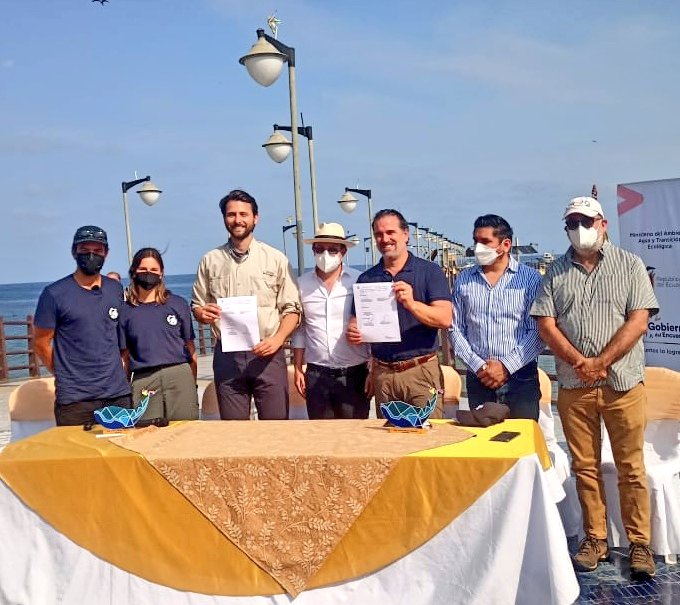 TurismoEc's tweet photo. El ministro @nielsolsenp junto a @GustavoManriq_M, ministro de @Ambiente_Ec, trabajan para impulsar el turismo sostenible en #Manabí. Hoy entregaron boyas de amarre en el islote Salango, con el fin de proteger las reservas marinas y brindar facilidades al sector turístico. https://t.co/VpZ7c5zyQo