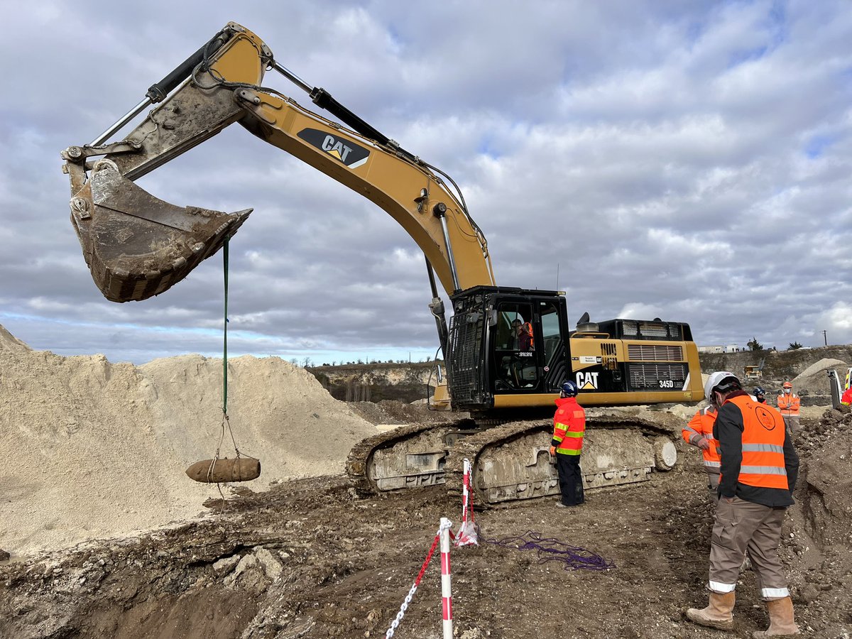 Enfouissement d’une #bombe datant de la #secondeguerre mondiale pour démolition.  #grezac #royan Explosion dans quelques minutes seulement! <a href="/F3PoitouChtes/">France 3 Poitou-Charentes</a>