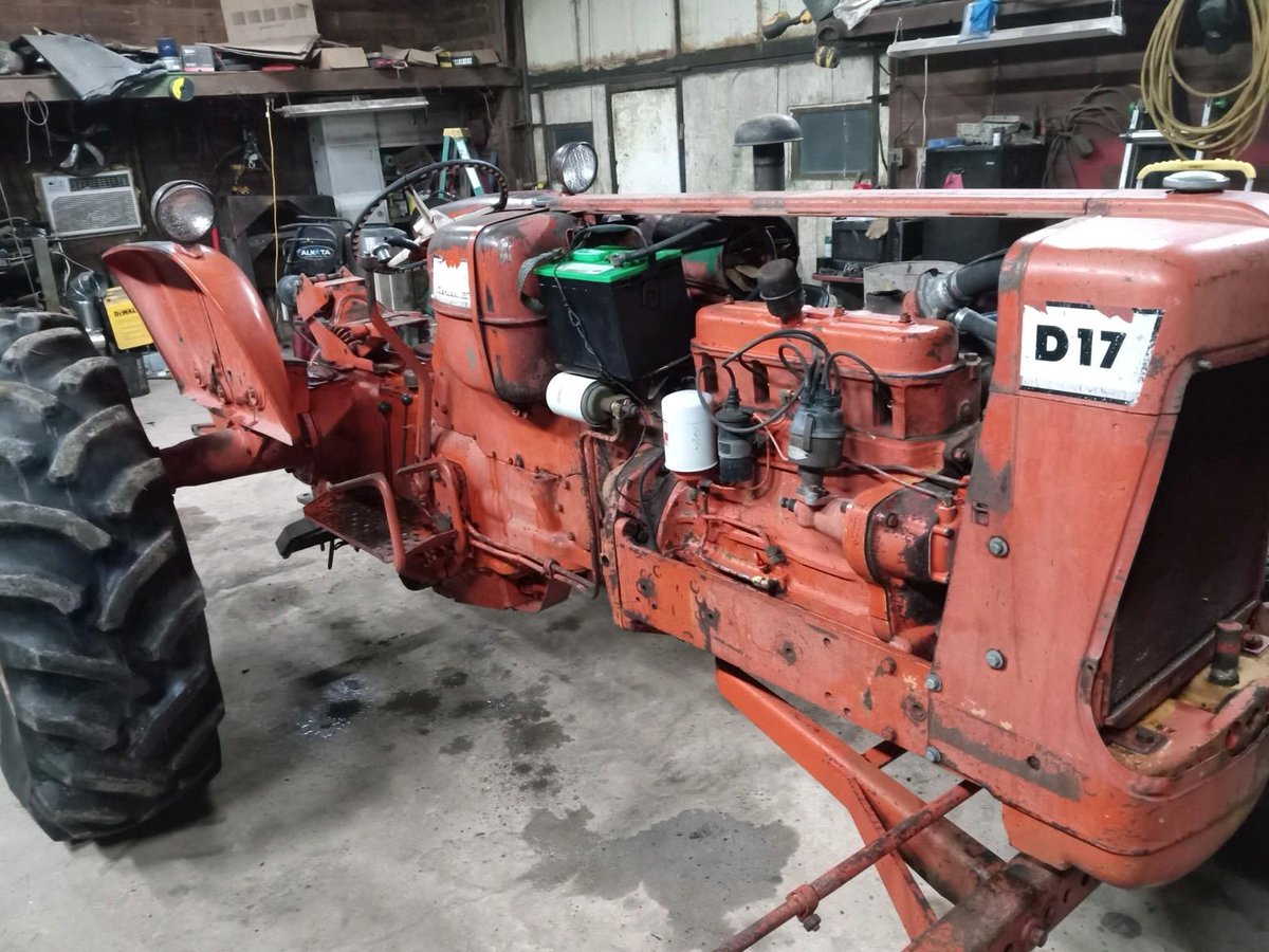 tiling_guy2012's tweet image. We have been busy in the shop fixing up and repainting some old tractors for people. Got the Allis done and we are doing some John deere's now