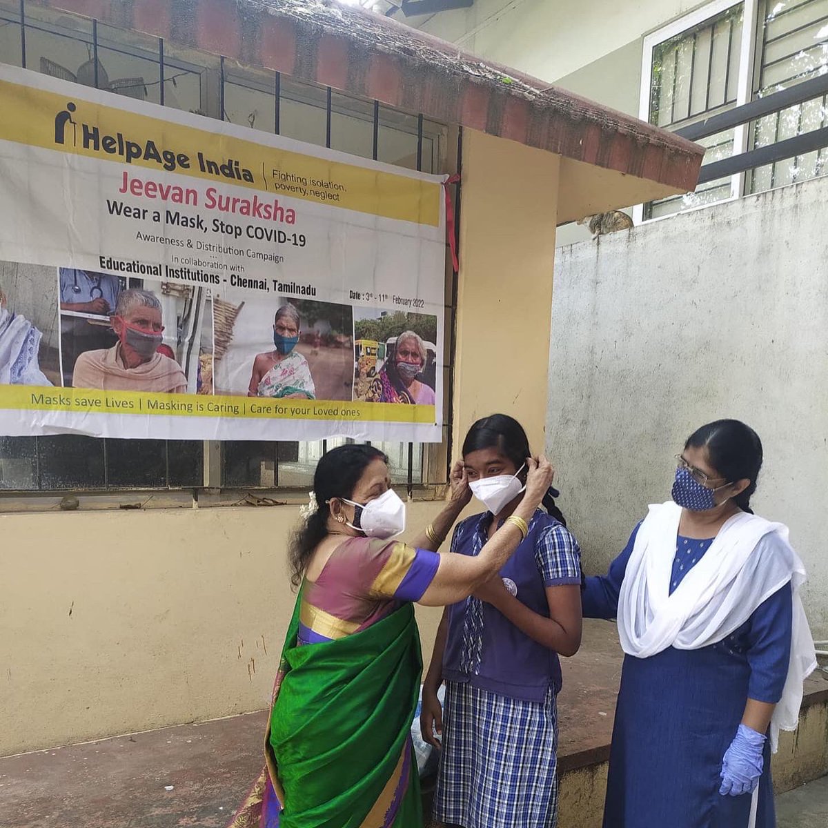 Helpageindia's tweet photo. #JeevanSuraksha | Our team in #Chennai, #TamilNadu distributed 800 mask to students today at Sathya  Mat. Hr. School 🏫#leavenoonebehind #wearamask #maskupindia #covid_19 #coronawarriors #COVID #CoronaUpdate #actkind #MaskUpIndia #Masks https://t.co/ukUtaA23eJ