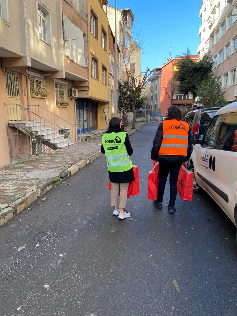 iuclosev's tweet photo. Bugün Sosyal Hizmetlerden Başak Hanım ile birlikte ailelerimizi evlerinde ziyaret ettik.
Bir nebze de olsa mutlu edebildiysek ne mutlu bizlere... 🧡🎗️

@losev1998
@ustunezer
@hulya_unver
@TugceGucuyener https://t.co/rErxWT51vR