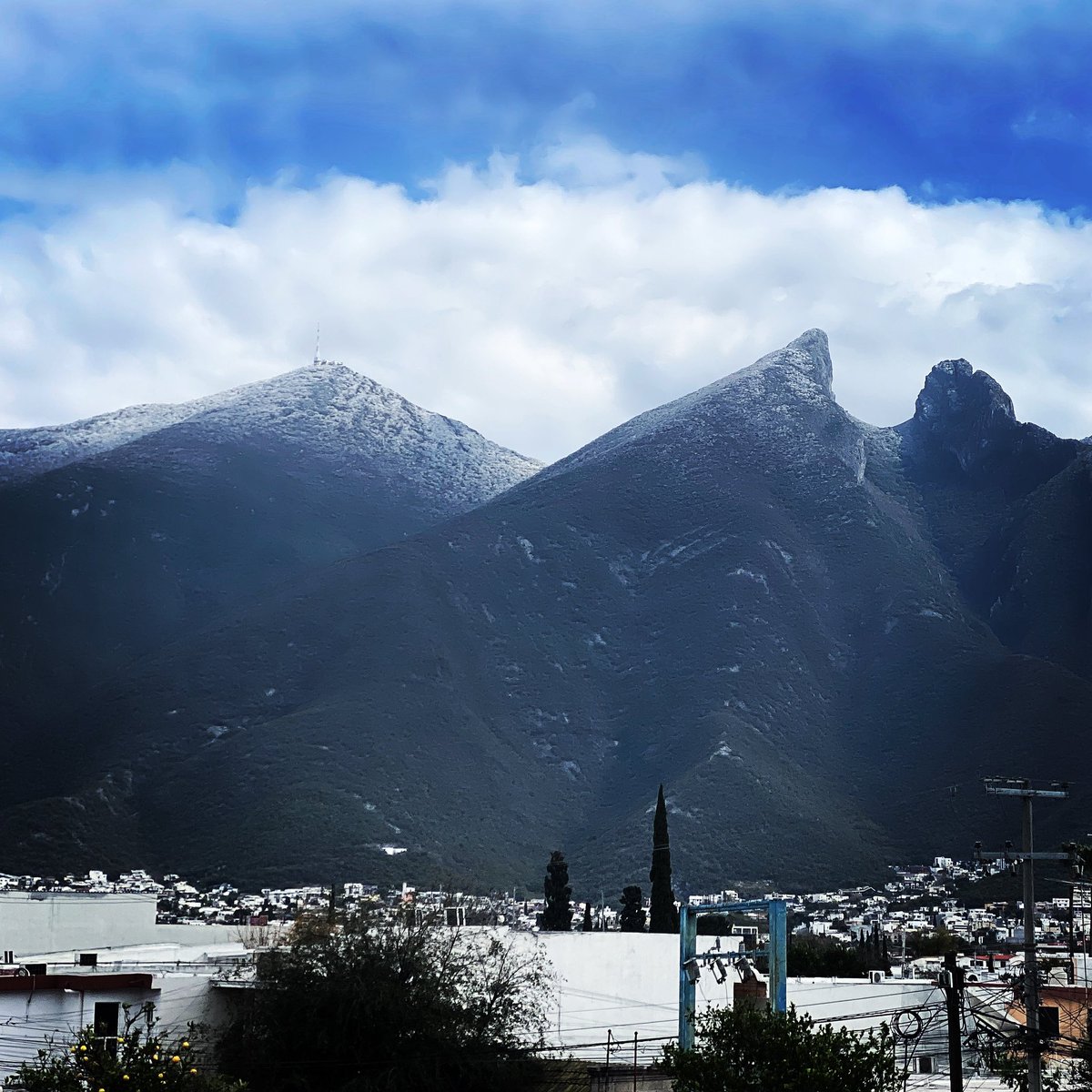 Regios cuéntenme que tan común es que se pinte de blanco el Cerro de la silla.