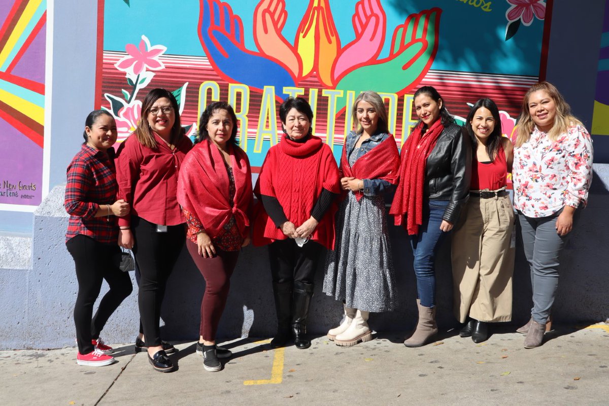 ventanillasalud's tweet photo. Hoy es el #DíadeVestirRojo en la nación y lo celebramos con @AHACalifornia!
El equipo del @ConsulMexLan se viste de rojo y te invita a que cambiemos nuestros hábitos de salud para el cuidado del corazón. #GoRedLA
Visita: https://t.co/xdHIrfj7fw
@IME_SRE @SSalud_mx @XBorderAmb https://t.co/TwKhhqVWOK