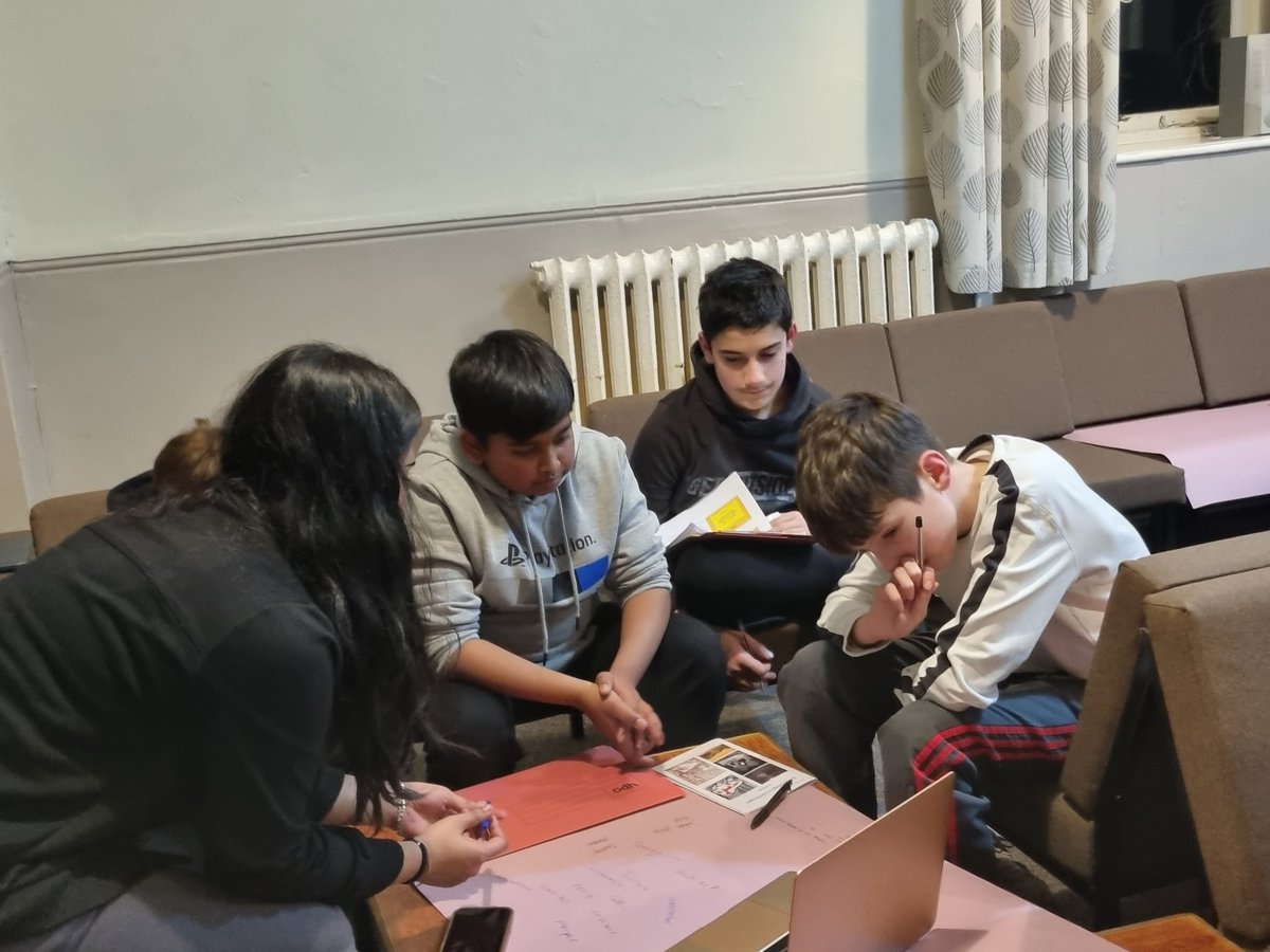 TEAMENGLISH_SHS's tweet photo. First writing production workshop of the @TEAMENGLISH_SHS #outstandinglearners residential. 
#relaxedlearning
#experientallearning 
#Creativewriting https://t.co/cP3VaJkJUE