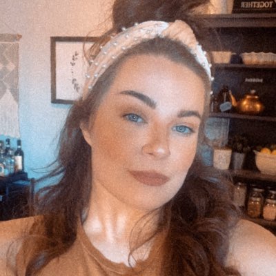 Hailey 💛 tweet media