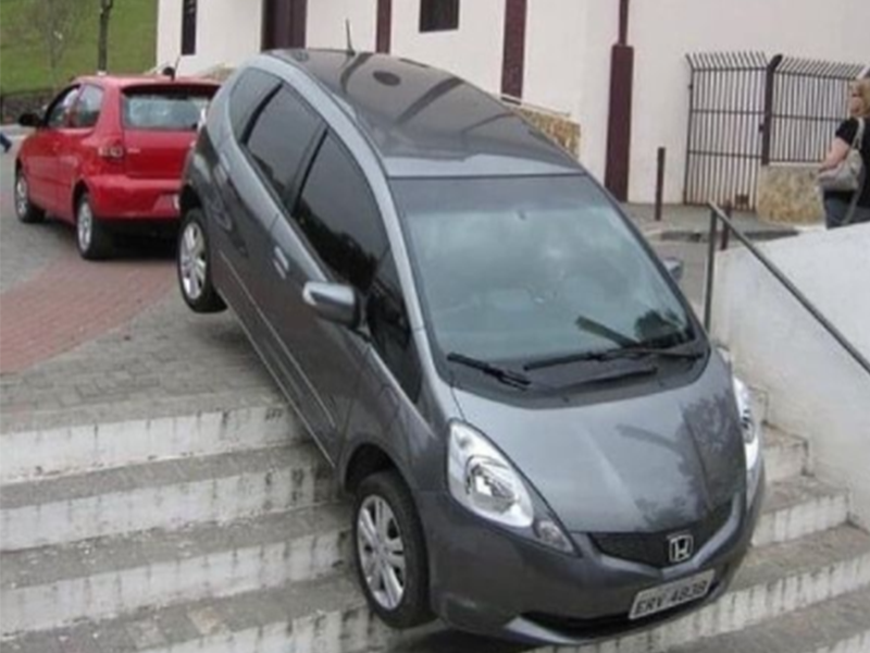 Tentando encontrar uma vaga para estacionar em horário de pico 🤣