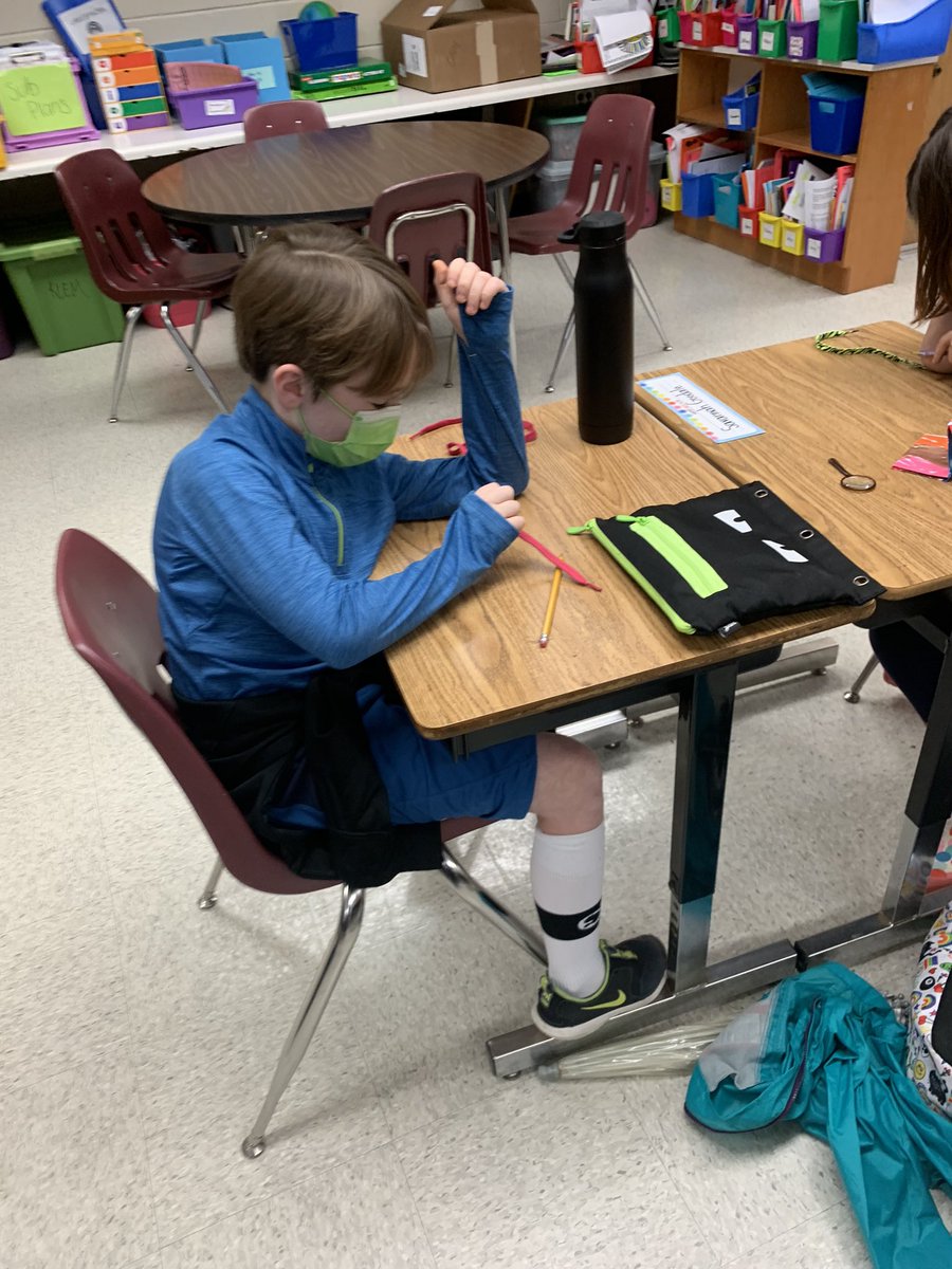 FHEScounselor's tweet photo. We are problem solvers! We figured out how to untie shoelaces with one hand— from teamwork, water bottles, pencils! #FHESfoxes #schoolcounseling #fcps https://t.co/QXHFrEPMjU