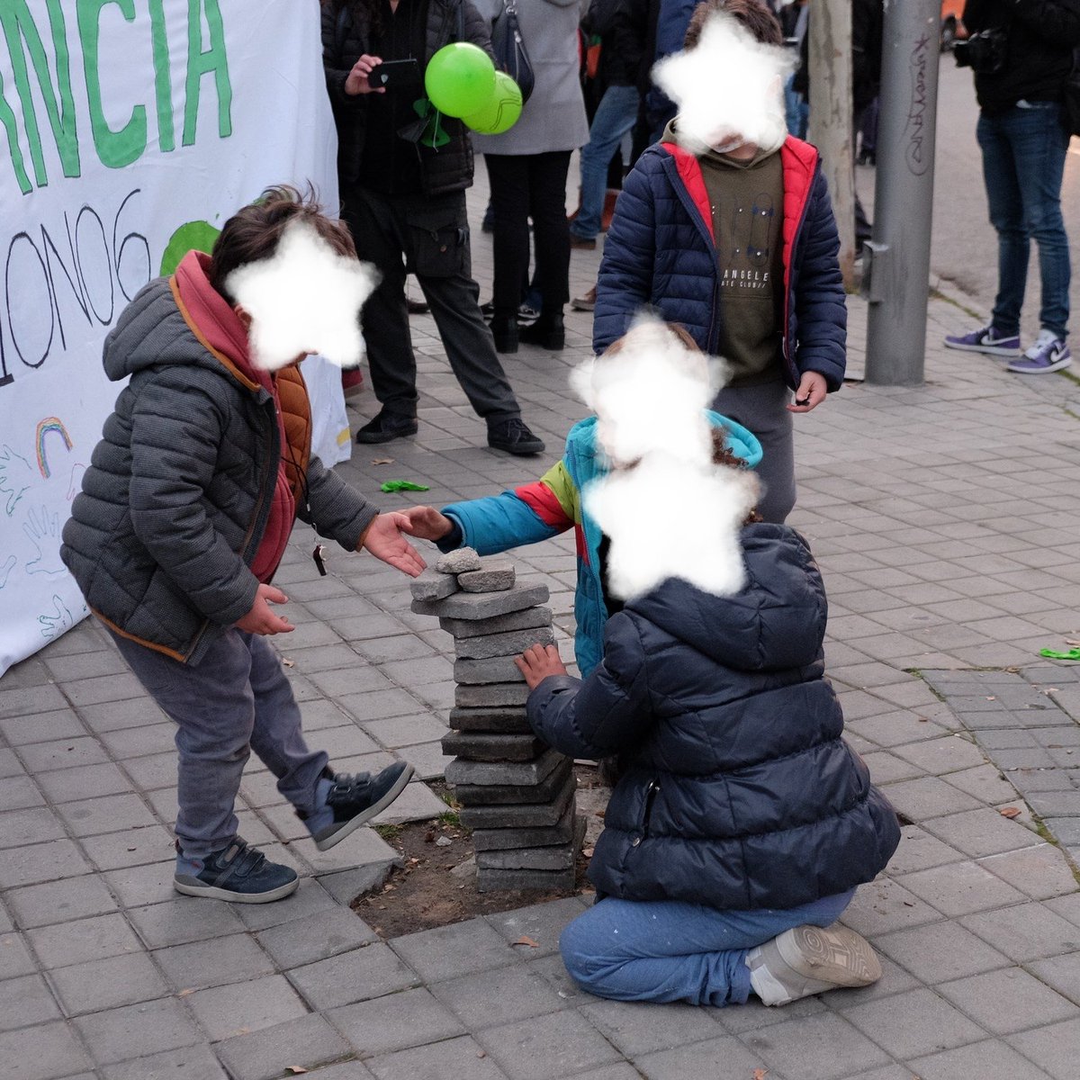 AFA_Zaleo's tweet photo. ¡𝗠𝗮́𝘅𝗶𝗺𝗮 𝗱𝗶𝗳𝘂𝘀𝗶𝗼́𝗻! 
De nuevo la policía con actitud intimidatoria en nuestras movilizaciones, esta vez hasta con nuestrxs peques. 
𝗖𝗼𝗺���𝗻𝗶𝗰𝗮𝗱𝗼 𝘀𝗼𝗯𝗿𝗲 𝗹𝗼 𝗼𝗰𝘂𝗿𝗿𝗶𝗱𝗼 𝗮𝘆𝗲𝗿 𝗲𝗻 𝗹𝗮 𝗰𝗼𝗻𝗰𝗲𝗻𝘁𝗿𝗮𝗰𝗶𝗼́𝗻 𝗱𝗲 𝗠𝗮𝗿𝗲𝗮 
𝗩𝗲𝗿𝗱𝗲. https://t.co/l3wEiqKe2B