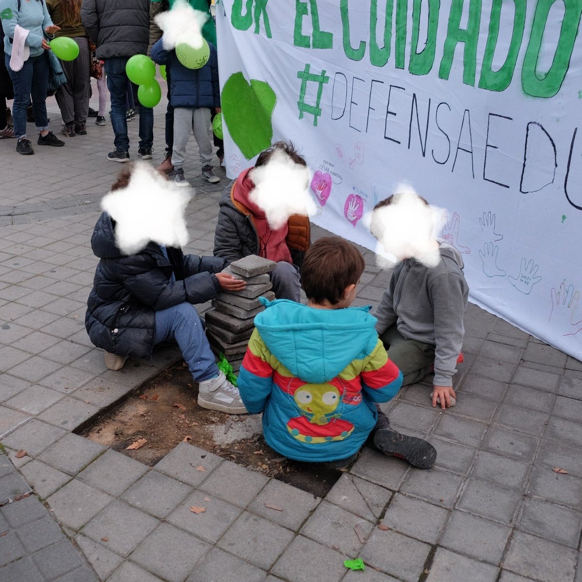 AFA_Zaleo's tweet photo. ¡𝗠𝗮́𝘅𝗶𝗺𝗮 𝗱𝗶𝗳𝘂𝘀𝗶𝗼́𝗻! 
De nuevo la policía con actitud intimidatoria en nuestras movilizaciones, esta vez hasta con nuestrxs peques. 
𝗖𝗼𝗺���𝗻𝗶𝗰𝗮𝗱𝗼 𝘀𝗼𝗯𝗿𝗲 𝗹𝗼 𝗼𝗰𝘂𝗿𝗿𝗶𝗱𝗼 𝗮𝘆𝗲𝗿 𝗲𝗻 𝗹𝗮 𝗰𝗼𝗻𝗰𝗲𝗻𝘁𝗿𝗮𝗰𝗶𝗼́𝗻 𝗱𝗲 𝗠𝗮𝗿𝗲𝗮 
𝗩𝗲𝗿𝗱𝗲. https://t.co/l3wEiqKe2B