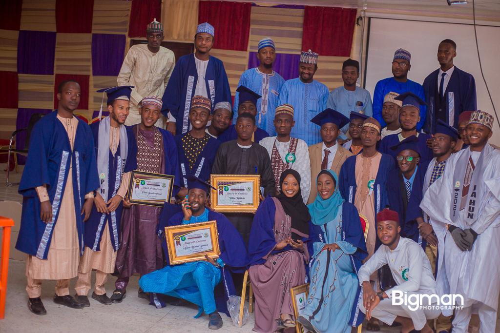 _salmarh_'s tweet photo. ALHAMDULILLAH🎉🎉🎉class of 2021👩🏻‍🎓 https://t.co/yzCEQTj07e