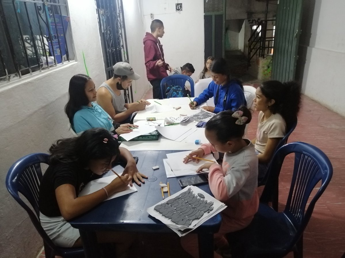 Taller de graffiti en la escuela de hip hop AK47 espacio de paz en la comuna 8 ciudad de Medellín.