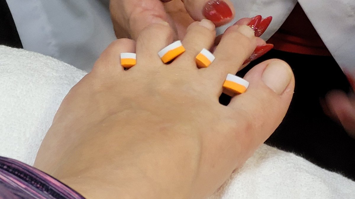 TipseaToes's tweet photo. This very moment!!! #pedicure #footpics #veinyfeet https://t.co/HbN7M0OLas