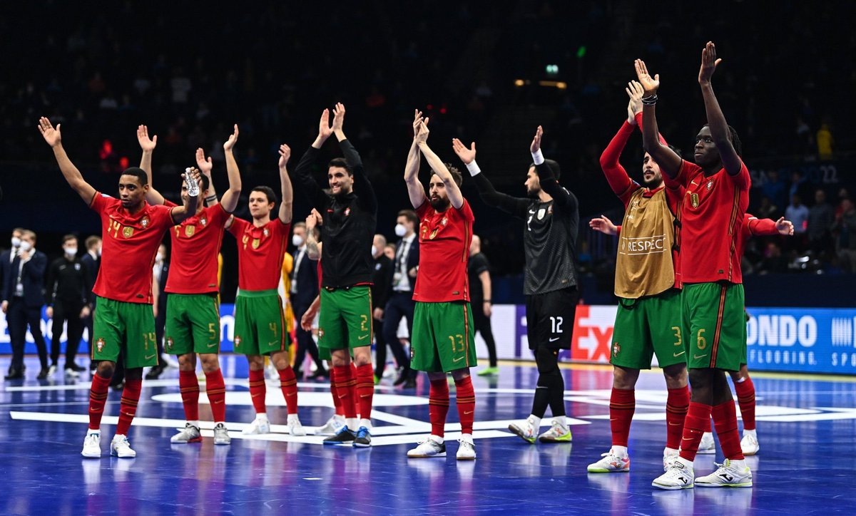 CabineSport's tweet photo. Portugal está na final do Europeu de Futsal após uma reviravolta épica sobre a Espanha.

Que orgulho nestes rapazes! 🇵🇹❤️ https://t.co/Ijmi1M6guR