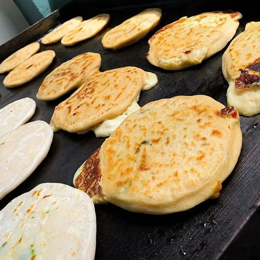 KuskatanSV's tweet photo. Este #Viernes, Sábado y Domingo disfruta del festín #Pipiles 20 pupusas tradicionales+ 4 empanadas+ bebidas por tan solo $18.99 😱
Visita nuestra choza 🏡 en la chiltiupan o pidelos al 2250-3050
(Ven a nuestra restaurante y recibe 2 cortesía de nuestra deliciosa sopa pipil). https://t.co/30acdEYPJH