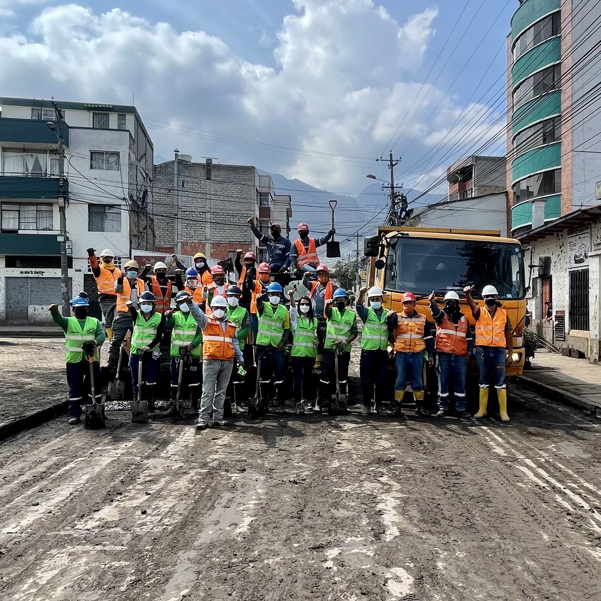 Construpositivo's tweet photo. Gracias a las empresas y personas voluntarias quienes durante esta semana aportaron para ayudar a #quito Estamos felices de haber contribuido con la cuidad y dar nuestra mano solidaria en estos duros momentos #aluvionquito #construccion https://t.co/42uqCpDXrJ