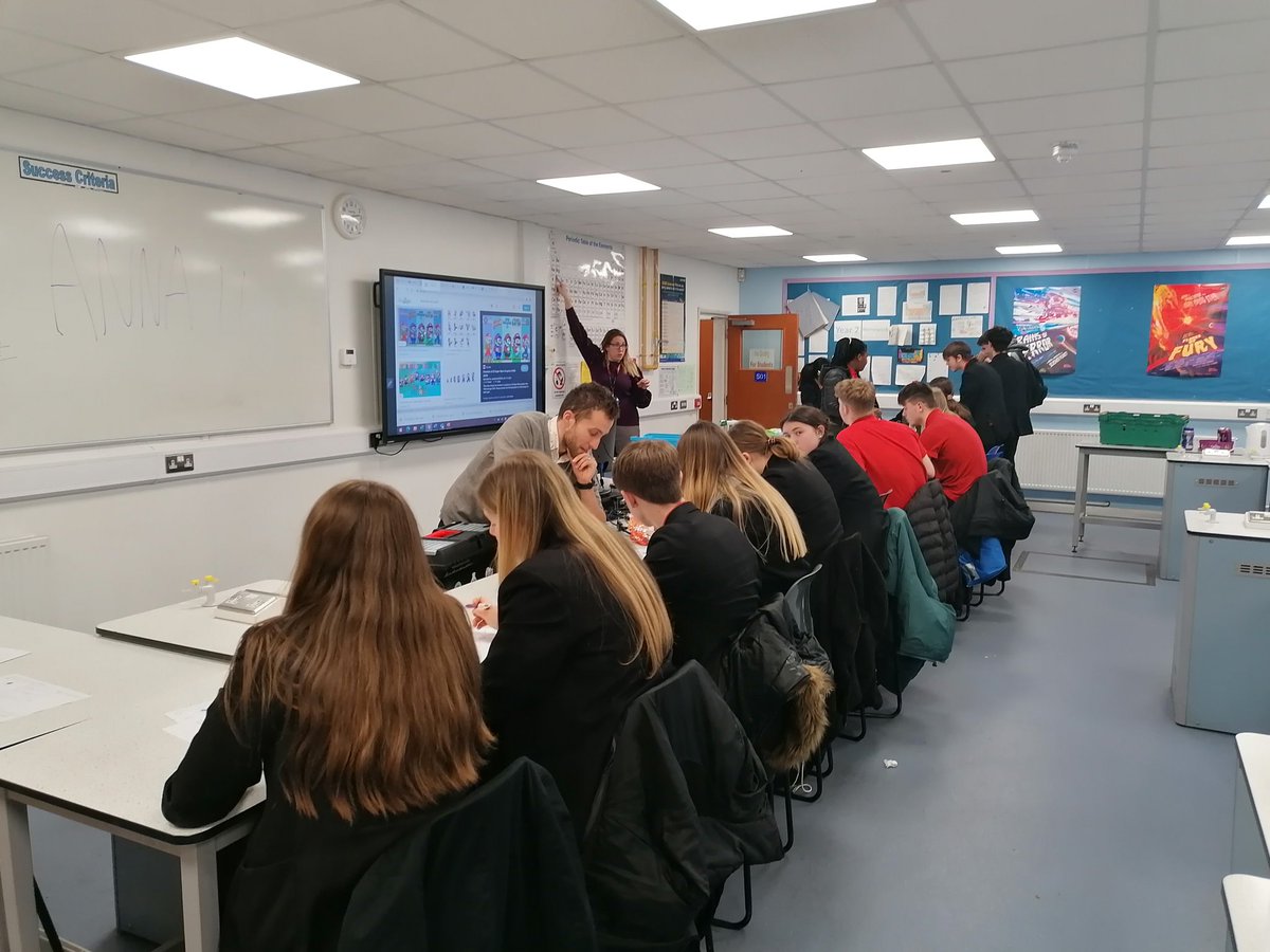 ScienceDep_SHS's tweet image. Friday night science workshops with the best atmosphere! Next one is Monday at 8am. #revision