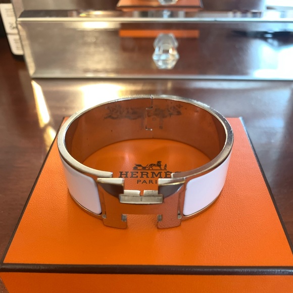 ChuckTheMom's tweet photo. So good I had to share! Check out all the items I'm loving on @Poshmarkapp #poshmark #fashion #style #shopmycloset #hermes: https://t.co/WMaxrVapxO https://t.co/dajk4Z2iyc