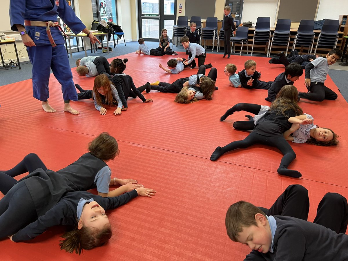 MissA_Azam's tweet photo. Judo taster session this week went really well @ActiveS_Bgate @SimpsonPrimary https://t.co/qQjZAkdglg