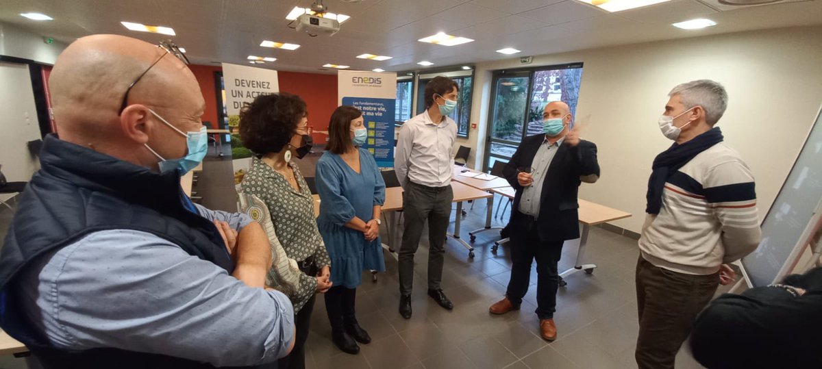 DulonNathalie's tweet photo. 📢 #EnDirect d’@antibes_jlp pour signer un #partenariat visant à sensibiliser les prestataires élagueurs, élèves et enseignants du CFPPA - Campus Vert d’Azur aux risques électriques à proximité des lignes.

Fière de rendre concret l’ambition 0 accident grave ou mortel d’@enedis ! https://t.co/sLxrSdvwDF