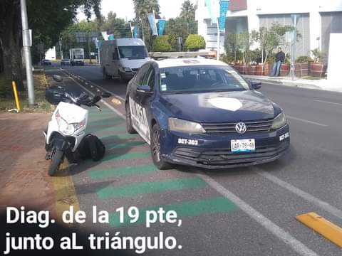 PoderAG_Chol's tweet photo. Hoy toca rodar por las calles de Puebla capital y no es novedad que hasta la "autoridad" viole la ley.

El elemento argumenta que la bahía le permite estacionarse en ciclovía. 🙄🙄

"#ContigoYConRumbo a la ingobernabilidad" debe ser el eslogan del @PueblaAyto y @eduardorivera01 https://t.co/rkOJSFxcke