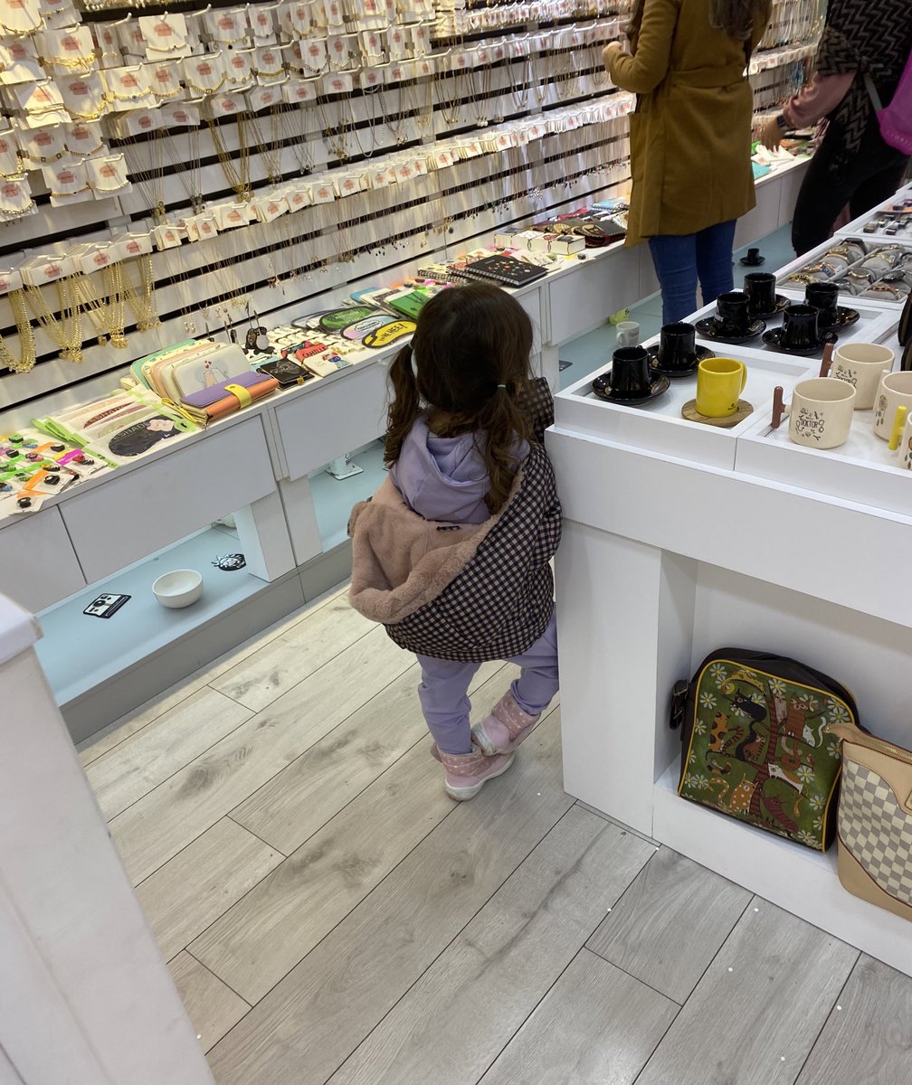 alışveriş yaparken beni böyle bekleyecek bir kızım olmadıktan sonra neden evleneyim ki