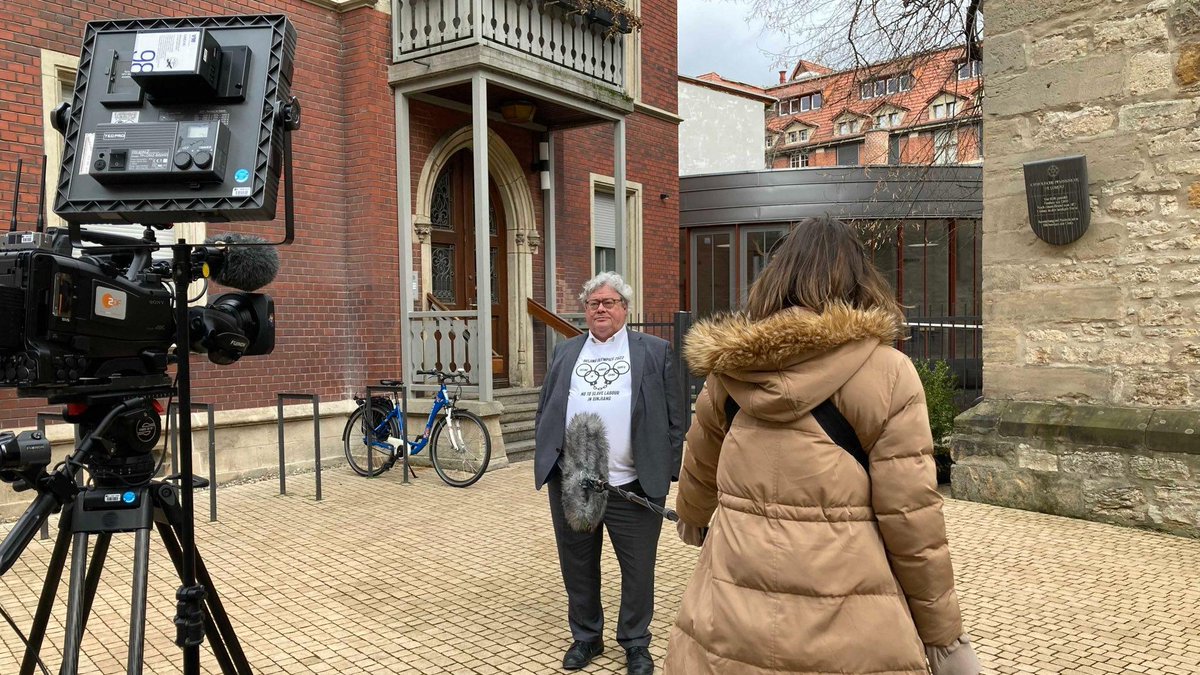 bueti's tweet photo. Heute beginnen die #Beijing2022WinterOlympics. Nach Fotoaktionen in BXL und Berlin machte ich heute in #Erfurt mit Grünen FreundInnen auf die sich verschlechternde Menschenrechtslage in China aufmerksam. #No2SlaveLabour #DiplomaticBoycott
Weitere Infos: https://t.co/4ZeJJRV6Af https://t.co/IVO3kCW4Q8