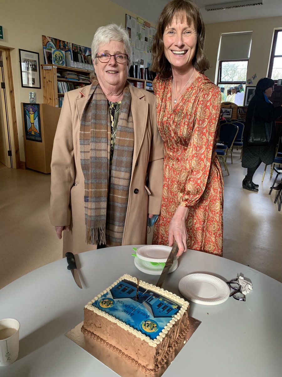 saolodheas's tweet photo. Slán fágtha ag an bpríomhoide, Áine de Londra, le Scoil Naomh Eirc i mBaile an Mhordhaigh inniu. Seo Áine agus Cathaoirleach an Bhoird Bainistíochta, Máire Uí Chinnéide, ar chlé. https://t.co/BH0coKcjx2