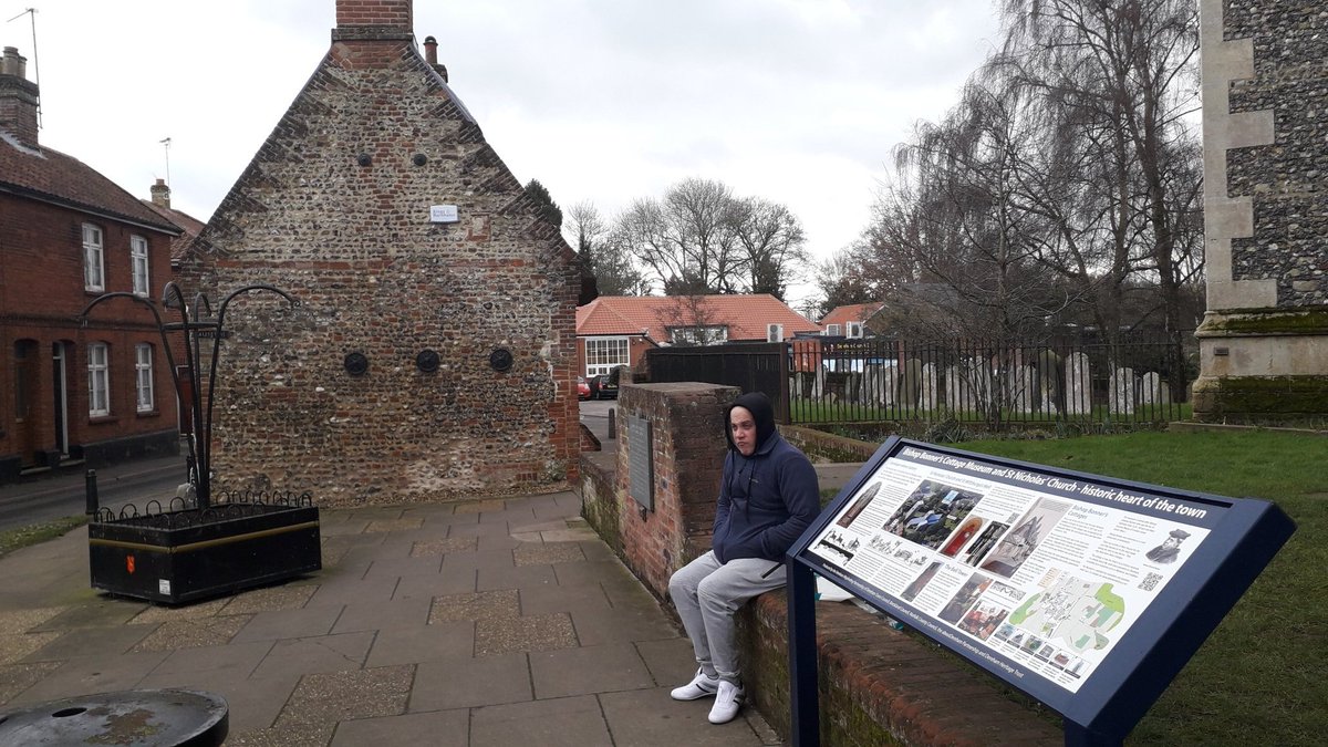 TrevorOgden13's tweet photo. Really good to see the last of Dereham's Wayfinding Panels in place, close to the gable end of Bishop Bonner's Cottage Museum. Mainly the work of Sue Walker White. @BonnersMuseum @NorfolkHeritage https://t.co/xvE8vVEiDf