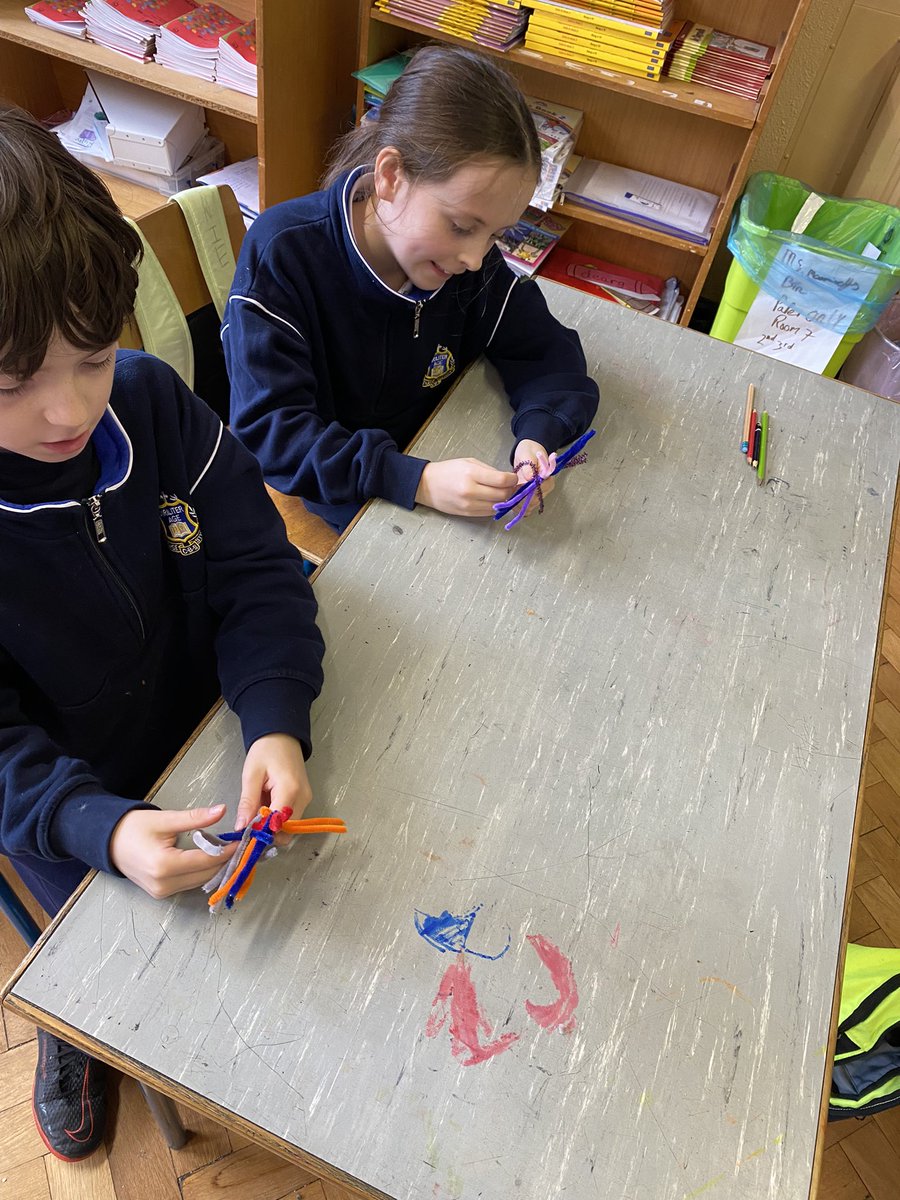 MissMcCClass's tweet photo. Ag déanamh crosóga Bhríde ar Lá Fhéile Bríde.

#sráidsynge https://t.co/Zov0q6DgQA