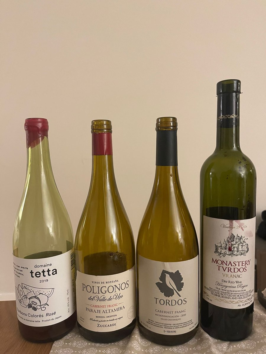 Conocimos som de Moldavia en una vinoteca y lo invitamos a cenar con la idea mostrarle algunos vinos argentinos.
Escuchamos música brasilera, tomamos vino natural de Japón, hablamos de la altura de Salta y el suelo de Mendoza, y los monasterios en Bosnia.

#ElVinoUne

🍷❤️