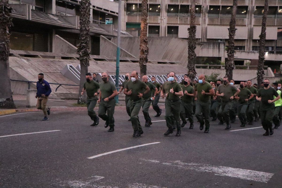 Alexjvb44's tweet photo. | Hoy efectue un trote patriota con los hombres y mujeres de la Armada Bolivariana, alzando nuestro estandarte del cmdte Supremo de 
la Revolución Bolivariana Hugo Chávez, conmemorando los 30 años del #4Feb1992 Día de la Dignidad Nacional 
#4FPorAhoraYParaSiempre 
@NicolasMaduro https://t.co/giFpfUYqVi