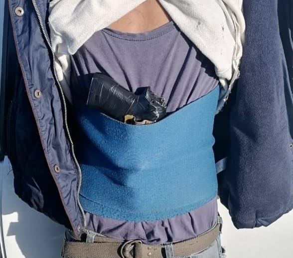 LudidiVelani's tweet photo. Armed suspect arrested in Hanover Park. 
Cape Town imitation firearms 🙆🏾‍♂️ https://t.co/Syksse9BCa