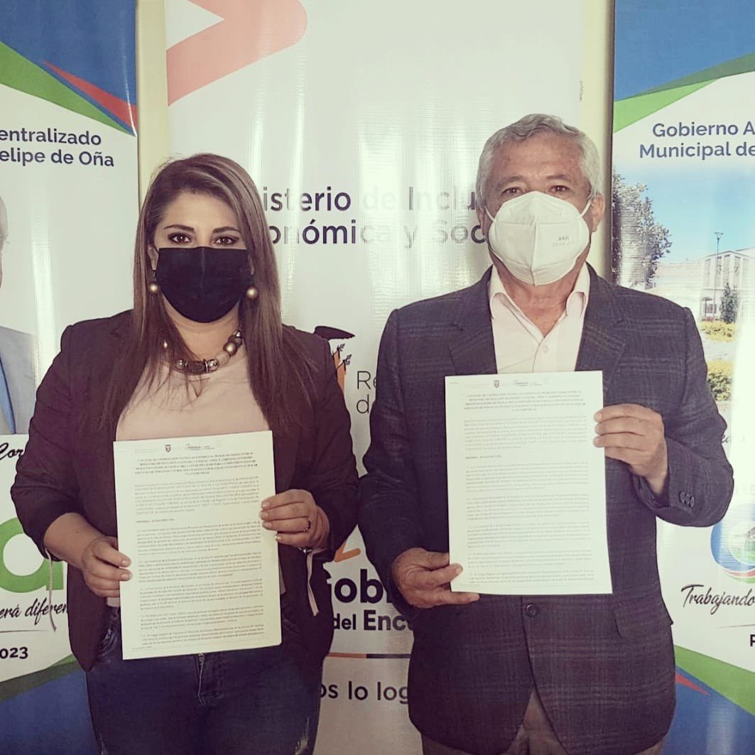 NancyTorresll's tweet photo. #Azuay | La coordinadora #MIESZonal6, @nancytorresdel, suscribió convenios con el GAD de Oña para la atención de 140 personas de los grupos prioritarios, con una inversión de @InclusionEc 122.647,84 dólares.

 #GobiernoDelEncuentro
#JuntosLoLogramos https://t.co/rhvgjXFGHR