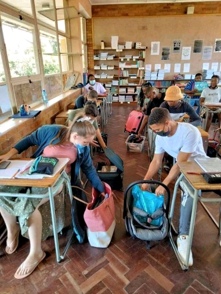 KabeloMohlah02's tweet image. Where is this school? Nkosiyam 😂😂😂🔥