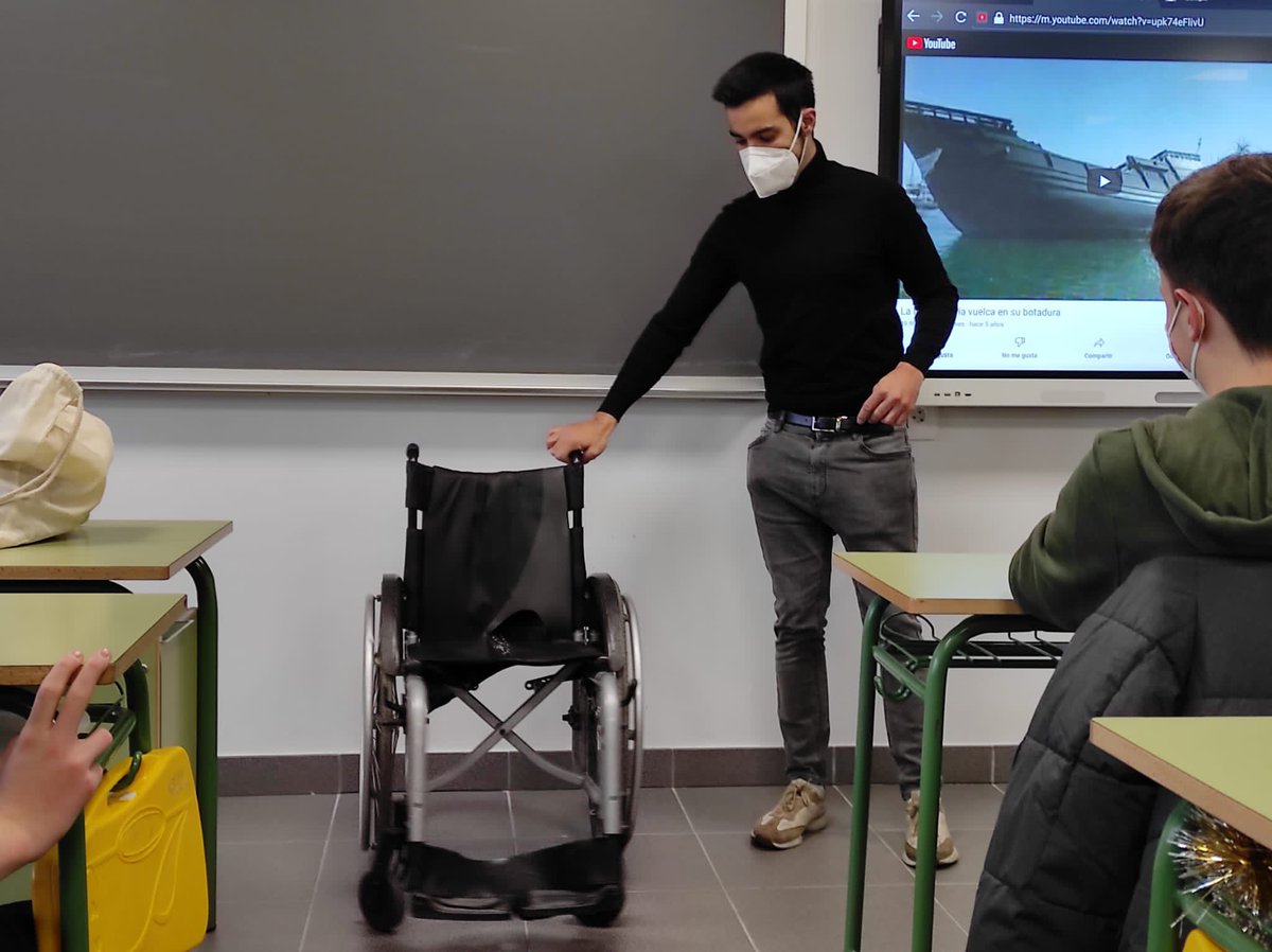 InstitutoArroyo's tweet photo. Víctor Nuñez de @Aspaym_CyL está pasando unos días con nosotros para hablarnos del día a día de las personas con algún tipo de  discapacidad. Desde luego se ha ganado la atención de todos 💪🏻 https://t.co/Xp9jjCc3Yc