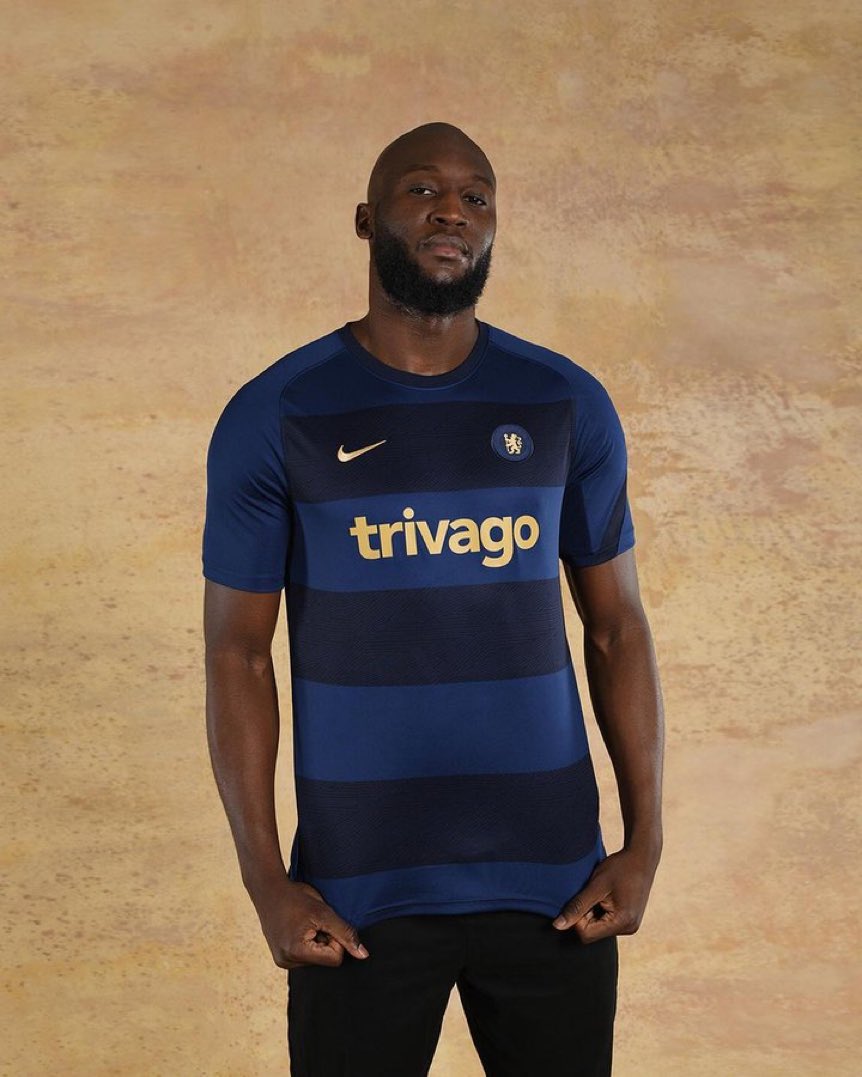 DoentesPFutebol's tweet photo. Chelsea lançou um nova camisa para que o Lukaku se sinta na Inter e assim comece a fazer muitos gols. https://t.co/1nXF7cV0XF
