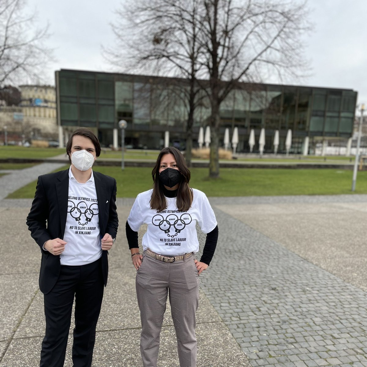 LarsSchweizer's tweet photo. Heute war die Eröffnungsfeier der olympischen Winterspiele in Peking.
Ich befürworte einen #diplomaticboycott der Spiele in #China.
Gemeinsam mit vielen Abgeordneten der @FraktionGruenBW sagen wir #no2slavelabour
#BoycottBeijing2022 Vielen Dank an @bueti für die Shirts! https://t.co/U7U2YqrTxv