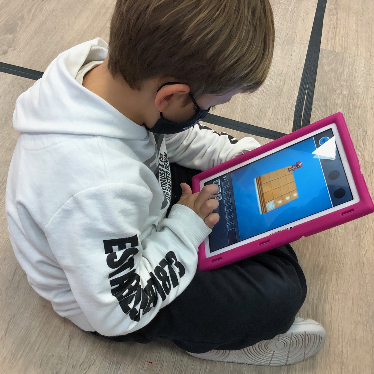 minivinci's tweet photo. Los más peques de primaria hablan de anfibios y construyen una rana programándola para superar retos
En infantil, han escenificado #algoritmos Practicándolo luego con #Zowi y con la app #AlgoRun que presenta acertijos para practicar conceptos básicos de programación secuencial https://t.co/MQQzjlsd9r