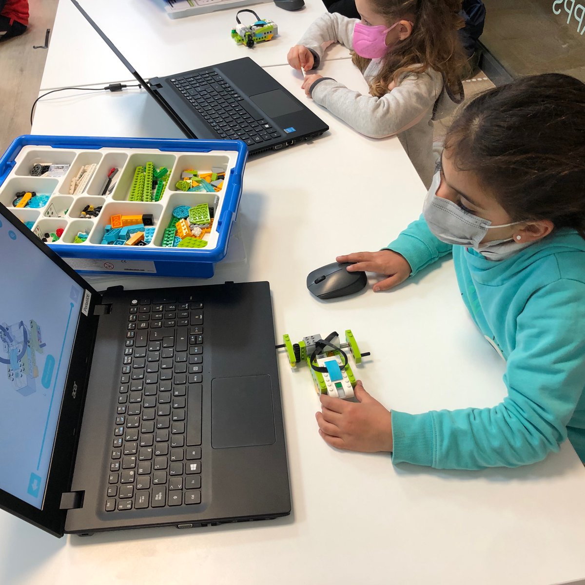 minivinci's tweet photo. Los más peques de primaria hablan de anfibios y construyen una rana programándola para superar retos
En infantil, han escenificado #algoritmos Practicándolo luego con #Zowi y con la app #AlgoRun que presenta acertijos para practicar conceptos básicos de programación secuencial https://t.co/MQQzjlsd9r