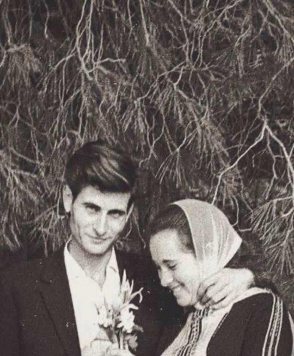 محمود درويش كتب لـ حبيبته الإسرائيلية ريتا :
"إنّي أُحبُّكِ رغم أنف قبيلتي ومدينتي وسلاسل العادات ، لكنني أخشى إذا بعت الجميع تبيعيني وأعودُ بالخيبات"

و حين اكتشف بأنها من مخابرات الموساد الإسرائيلي عبّر عن صدمته و كتب :
"شَعرتُ بأن وطني احتلَّ مرة أخرى"